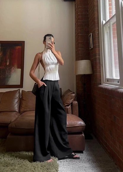Haut femme dos-nu en tissu léger avec détails en chaîne métallique, idéal pour une touche originale et trendy.