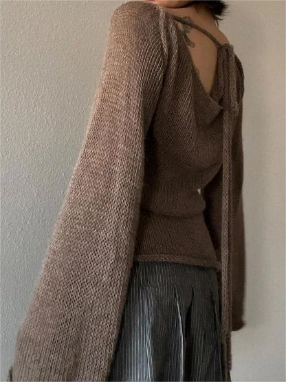 Haut femme noir en tricot, dos ouvert, manches évasées, en matière douce et respirante.