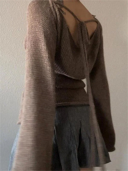 Haut femme marron, dos ouvert, tricoté avec manches évasées pour une coupe décontractée.