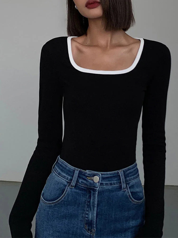 Haut femme noire à encolure carrée, bordures contrastées, en coton léger pour un confort optimal.