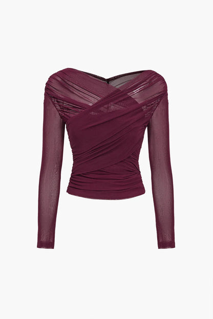 Haut femme rouge vin à manches longues, transparentes et plissées, en tissu léger.
