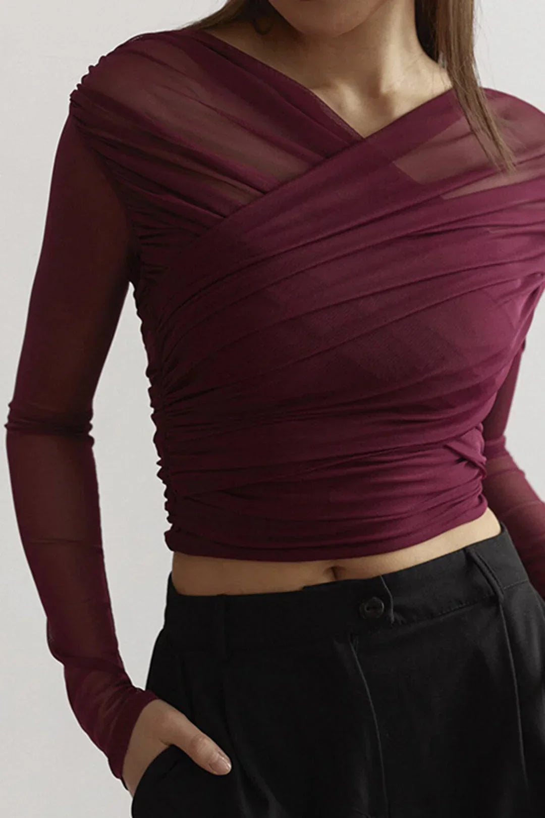 Haut femme rouge vin à manches longues, en tissu plissé transparent, au design élégant pour les occasions spéciales.