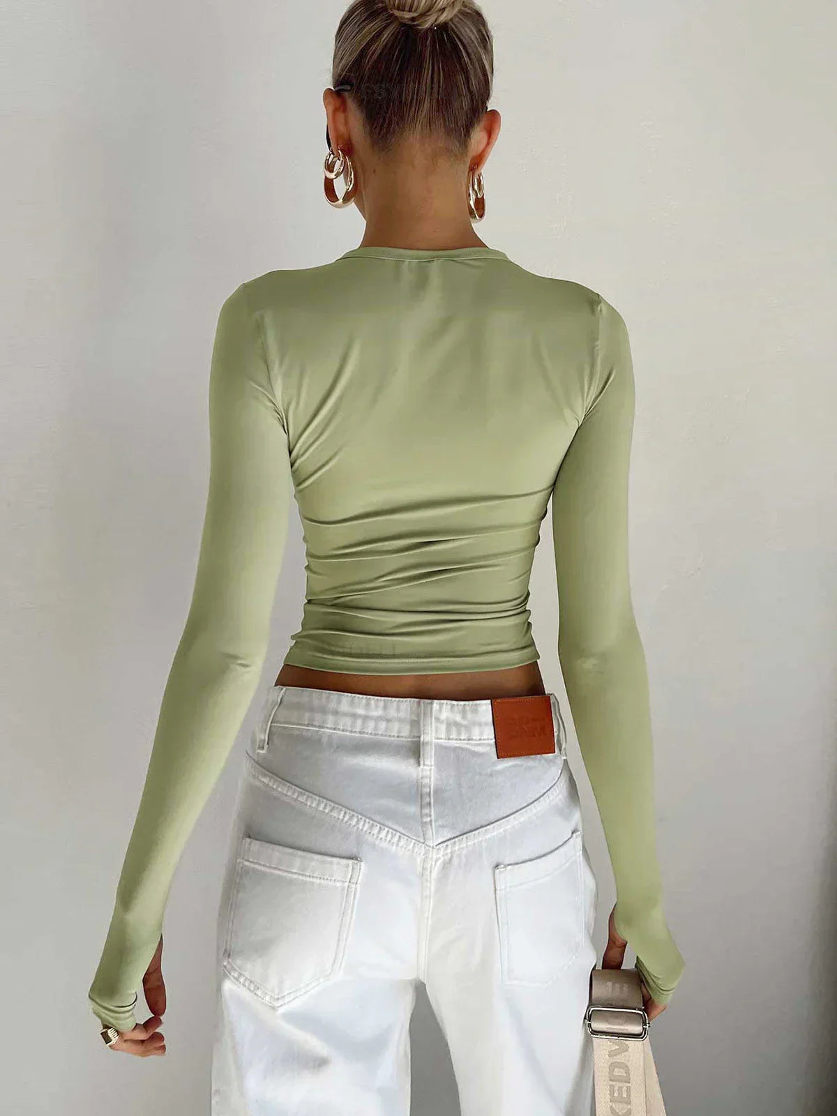 Haut femme à manches longues en tissu extensible, coupe ajustée, couleur vert clair, idéale pour le quotidien.
