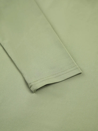 Haut femme verte clair à manches longues, en tissu extensible, coupe ajustée pour un bon confort.