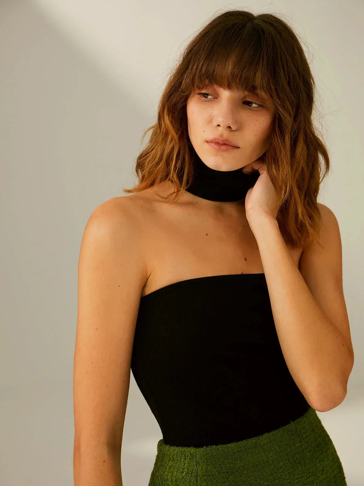 Haut femme noir en coton avec design collier intégré, manches courtes et coupe moderne pour un look élégant et décontracté.