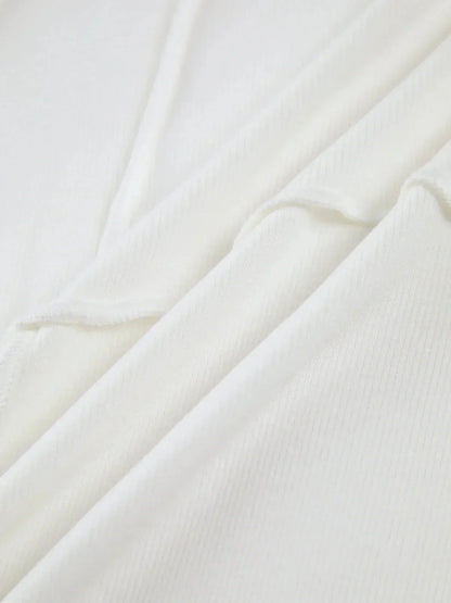 Haut à manches longues femme en blanc, avec coutures détaillées et coupe moderne pour un usage quotidien.