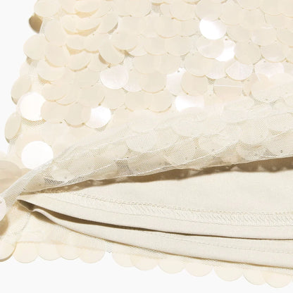 Jupe courte ivoire à sequins, conçue en tissu léger, avec un design scintillant et une coupe flatteuse pour toutes occasions.