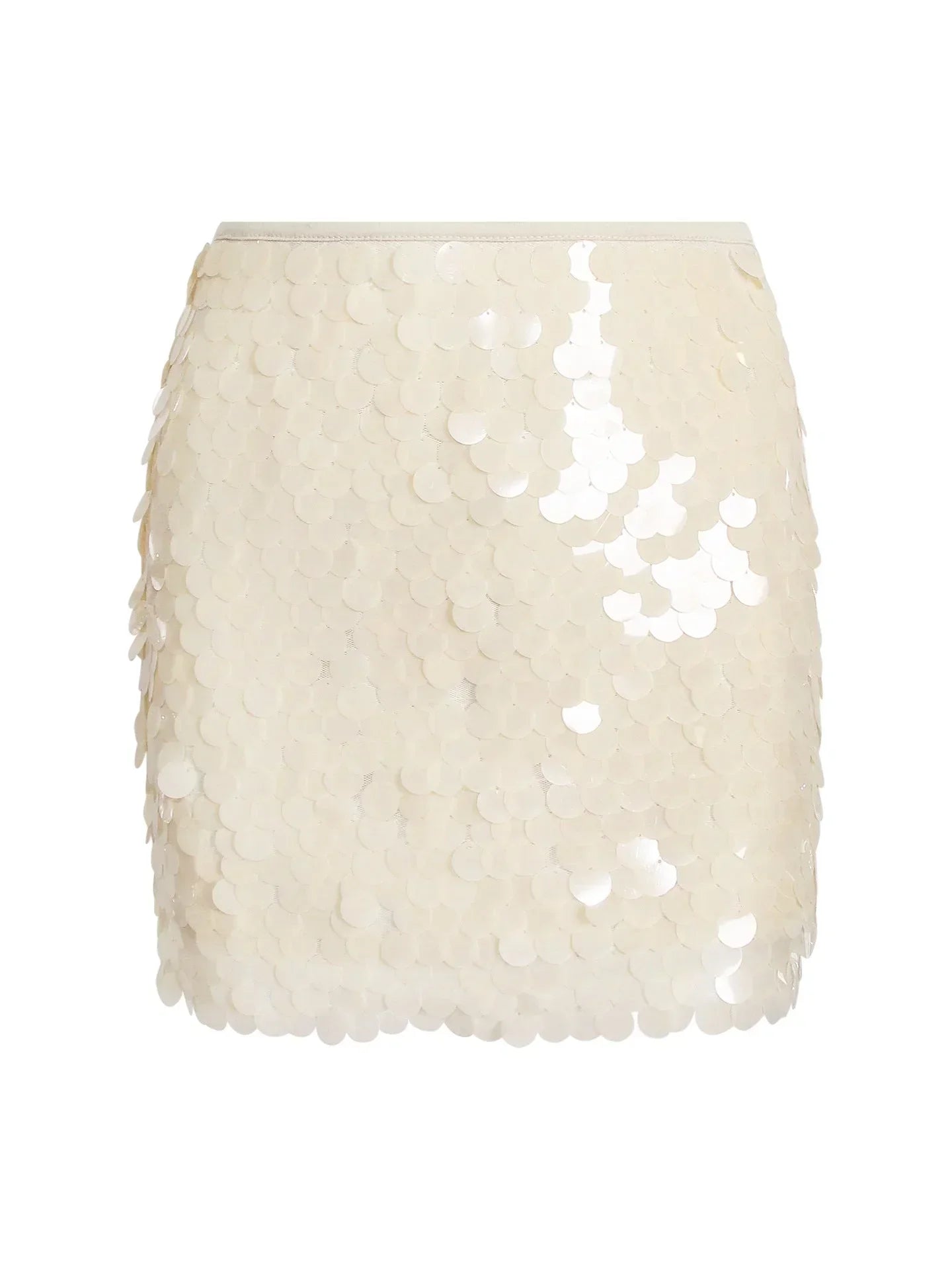 Jupe courte en sequins ivoire, avec une texture brillante et une coupe moderne, parfaite pour des occasions festives.