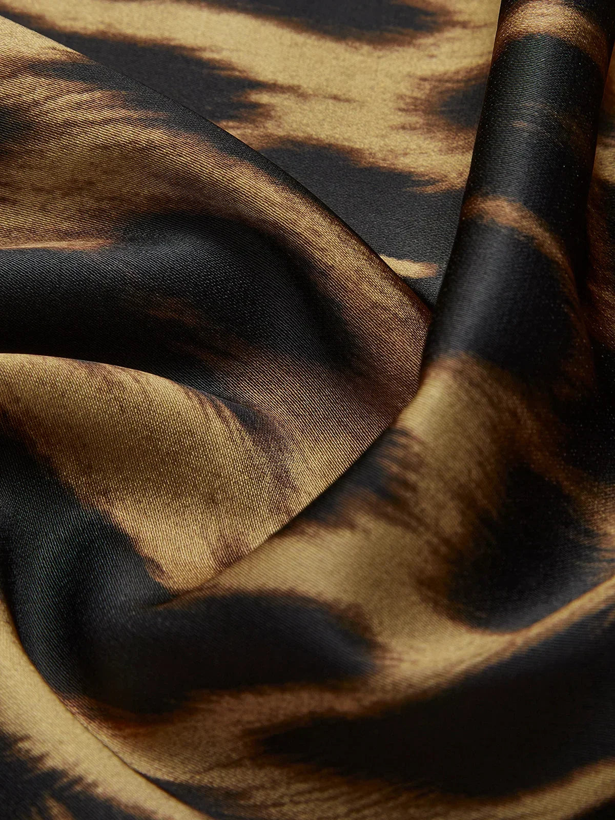 Jupe longue femme ajustée en tissu léger avec imprimé léopard, parfaite pour un look tendance et décontracté.