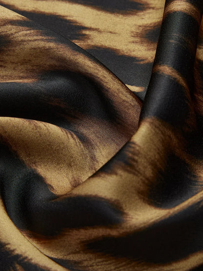 Jupe longue femme ajustée en tissu léger avec imprimé léopard, parfaite pour un look tendance et décontracté.