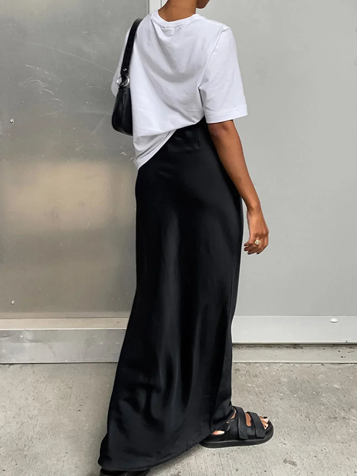 Jupe maxi femme fluide en satin, taille haute avec un design élégant et une chute légère, idéale pour un look décontracté.