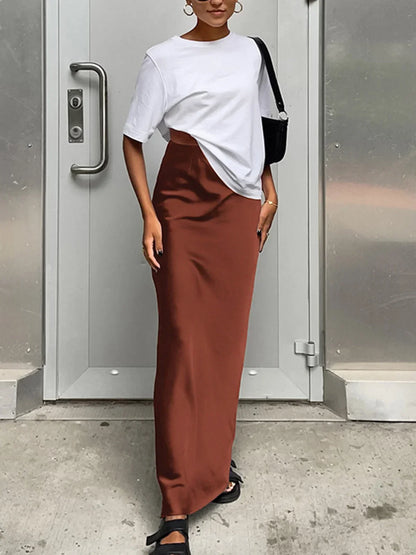 Jupe maxi femme fluide en satin marron foncé, taille haute, avec une coupe élégante et légère pour un confort optimal.