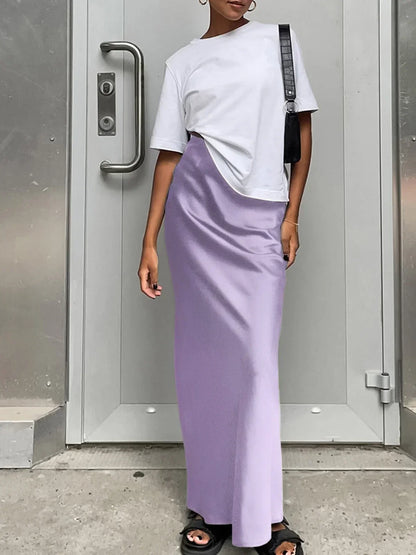 Jupe maxi femme en satin violet, fluide, taille haute, au design élégant avec une coupe qui flatte la silhouette.