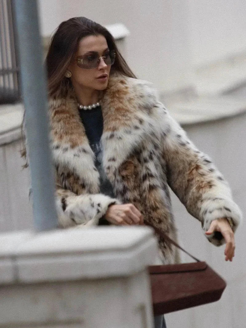 Manteau ample femme en fausse fourrure blanche avec motif animal, adapté pour les journées froides.