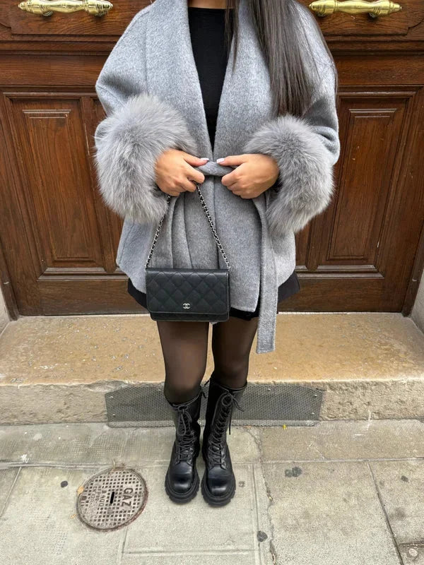 Manteau ceinturé gris en plush, coupe élégante, manches longues.