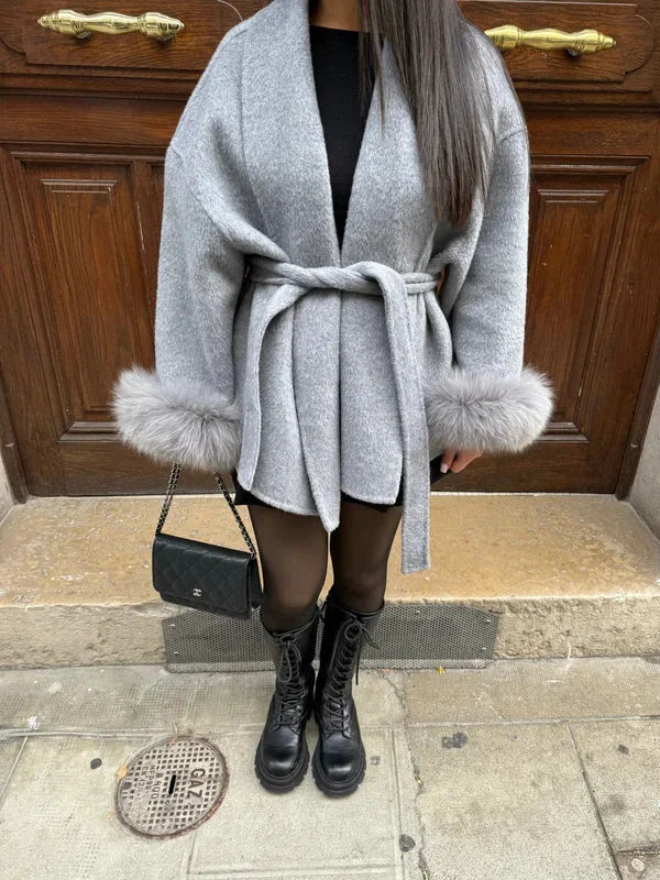 Manteau ceinturé beige pour femme, en tissu plush, avec manches rembourrées pour un confort accru.