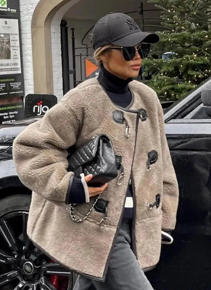 Cappotto Donna Caldo con Chiusura Decorativa - Vesarelli