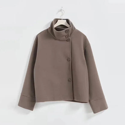 Manteau court femme gris en mélange de laine, avec boutons et col montant.