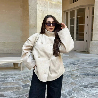 Manteau court femme bleu foncé avec boutons et col montant, en tissu doux, adapté pour la mi-saison.