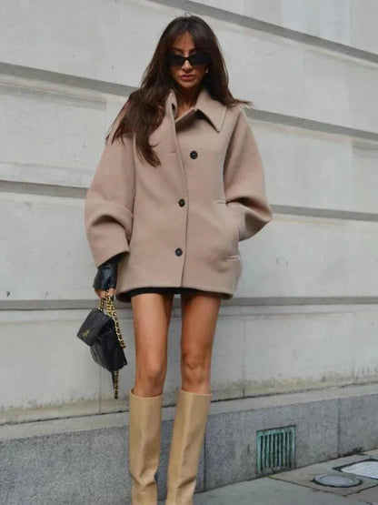Manteau court oversize beige pour femme, en tissu doux, avec boutons sur le devant.