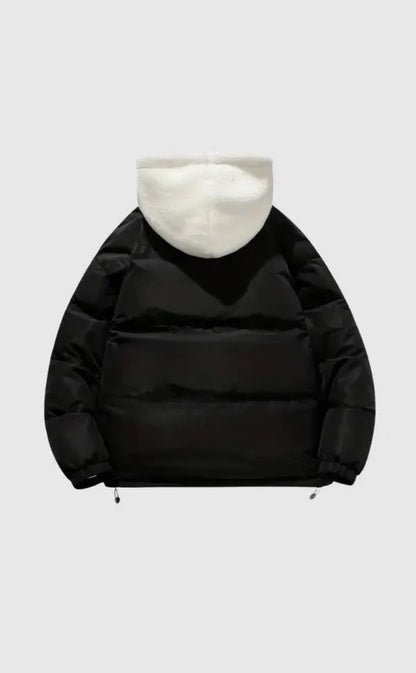Doudoune d'hiver noire pour femme avec capuche, doublure en fleece et coupe ajustée.