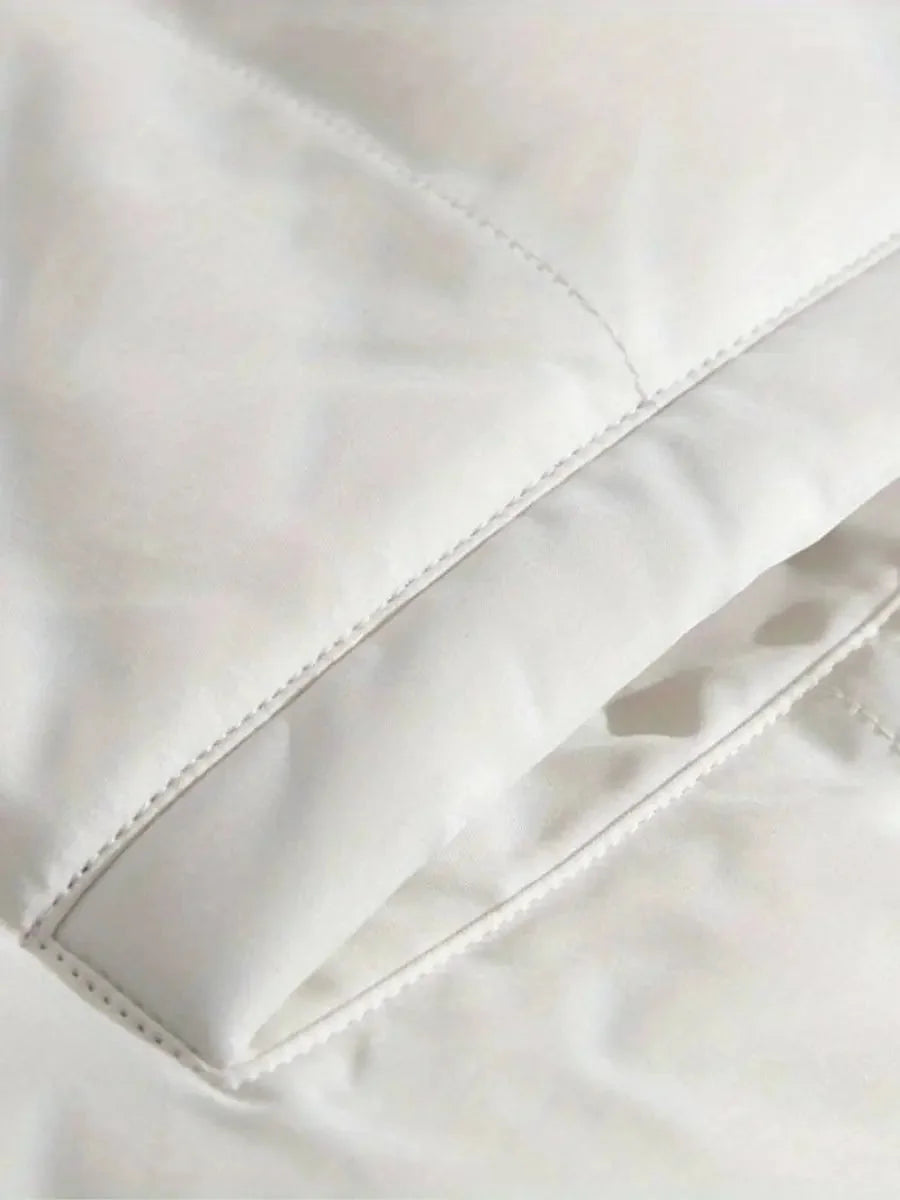 Doudoune blanche pour femme avec capuche, doublure en fleece et tissu extérieur imperméable.