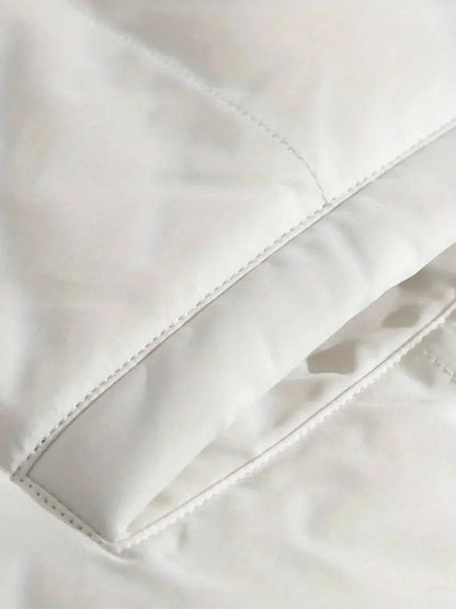 Doudoune blanche pour femme avec capuche, doublure en fleece et tissu extérieur imperméable.