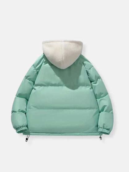 Doudoune d'hiver bleue pour femme, avec capuche et doublure en fleece pour chaleur et confort.