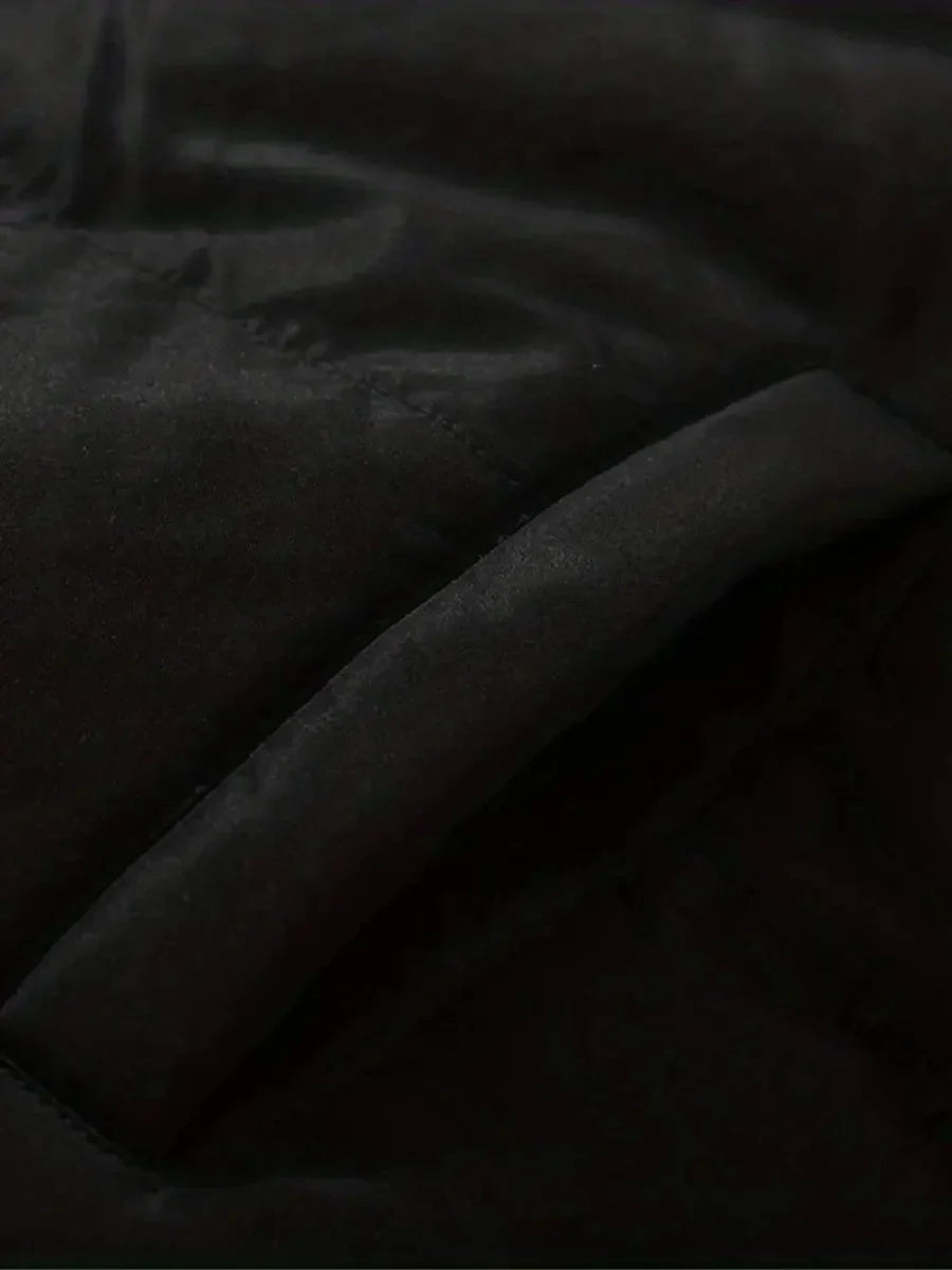 Doudoune d'hiver noire pour femme, avec capuche, doublure douce et coupe confortable.