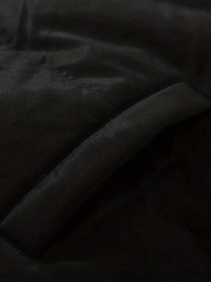 Doudoune d'hiver noire pour femme, avec capuche, doublure douce et coupe confortable.
