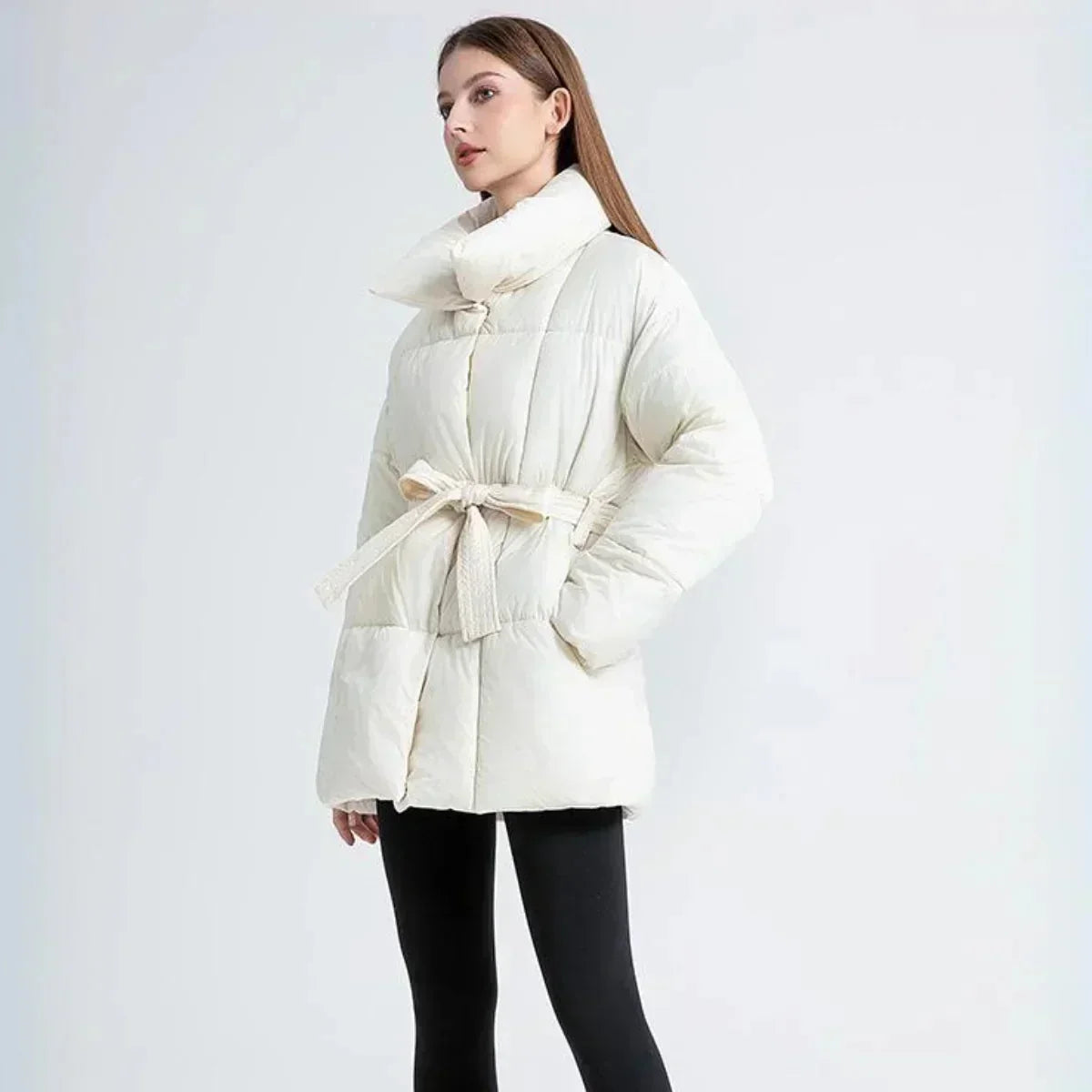 Manteau d'hiver femme noir avec ceinture, col élégant et tissu doux pour les températures froides.