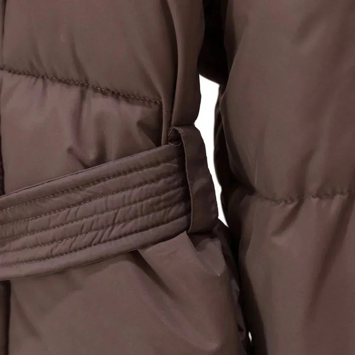 Manteau d'hiver femme marron avec ceinture, col élégant et tissu chaud et résistant.