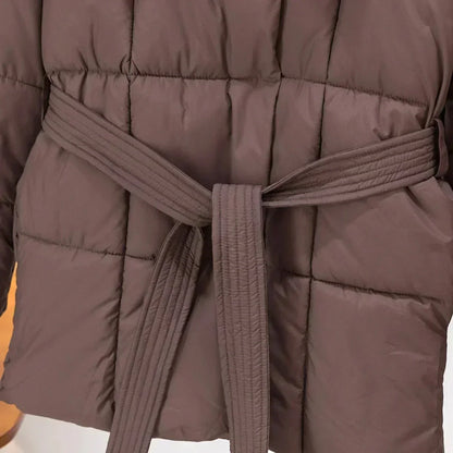 Manteau d'hiver femme blanc, ceinture à la taille, col élégant, en matériau chaud, coupe ajustée.