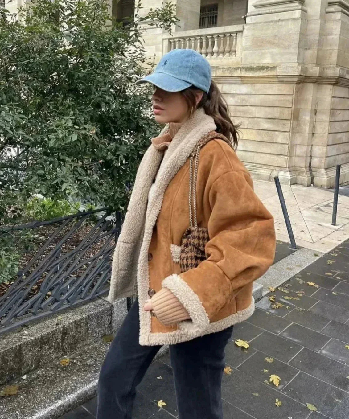 Manteau d'hiver femme marron avec doublure en sherpa et coupe classique, adapté pour les journées froides.