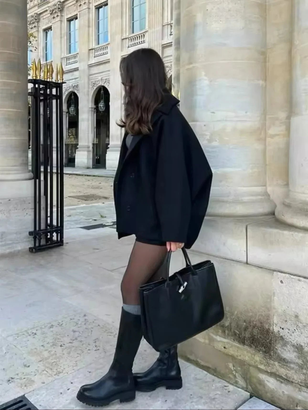 Manteau femme ample beige, avec grands revers et boutons, en tissu doux et confortable.