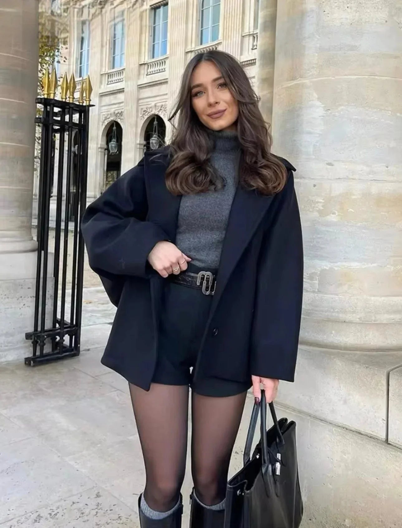 Manteau femme ample beige avec grands revers, fermeture à boutons et tissu doux.