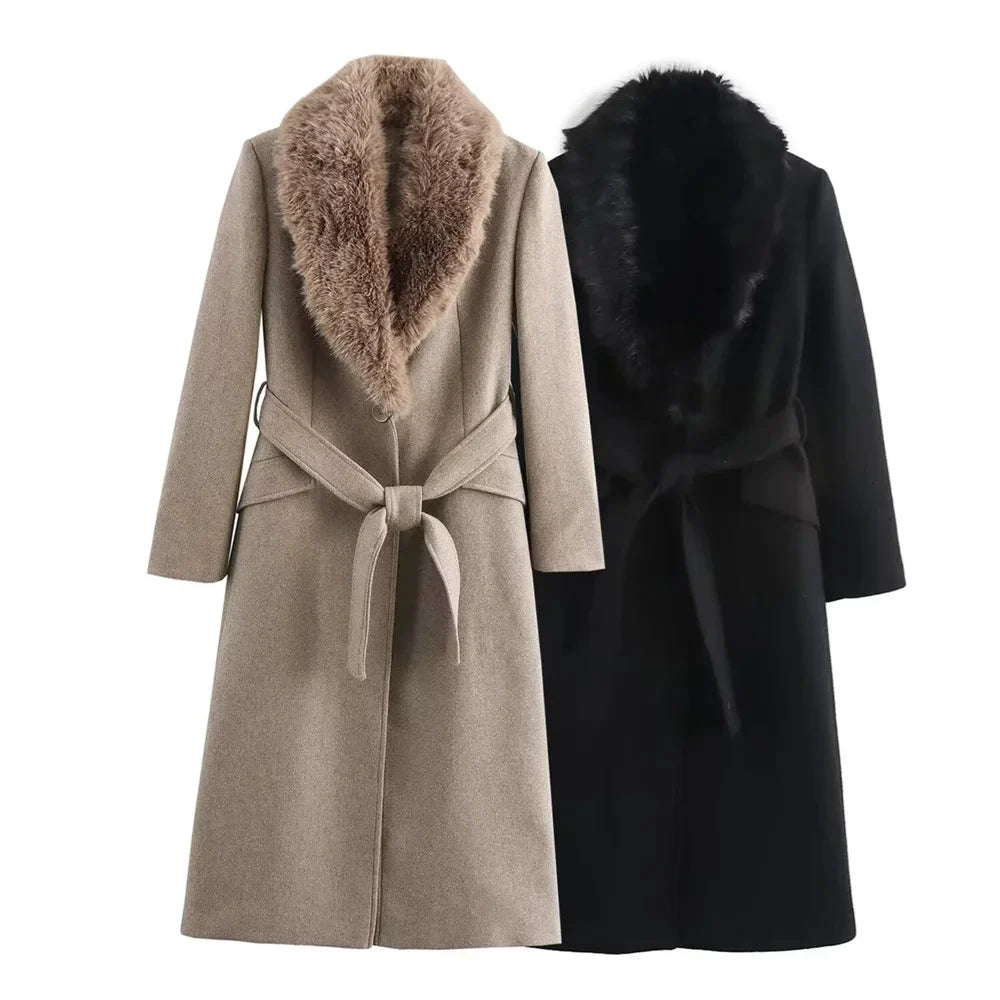 Manteau femme noir avec col en fausse fourrure et ceinture, silhouette cintrée.