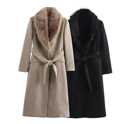 Manteau femme noir avec col en fausse fourrure et ceinture, silhouette cintrée.