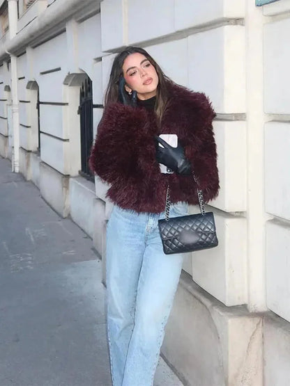 Manteau femme bordeaux en fausse fourrure avec grand col, conçu pour les journées fraîches.