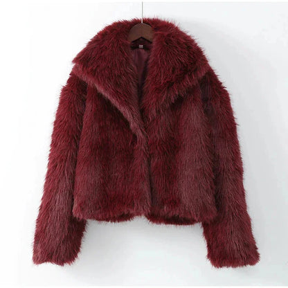 Manteau femme bordeaux en fausse fourrure, grand col, coupe élégante, adapté pour les journées fraîches.