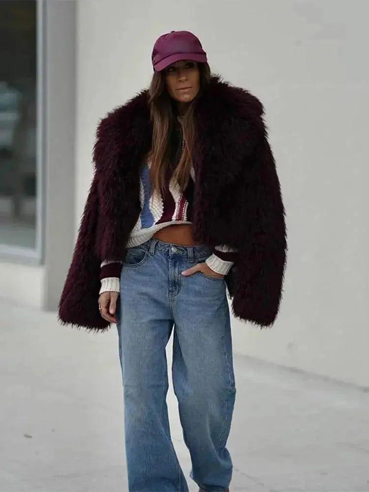 Manteau femme bordeaux en fausse fourrure, grand col, coupe élégante.