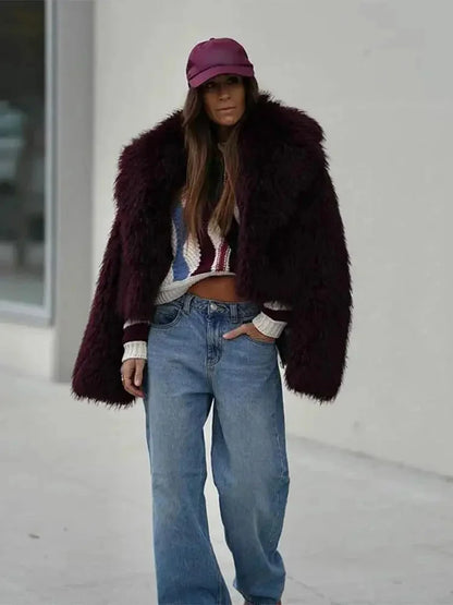 Manteau femme bordeaux en fausse fourrure, grand col, coupe élégante.