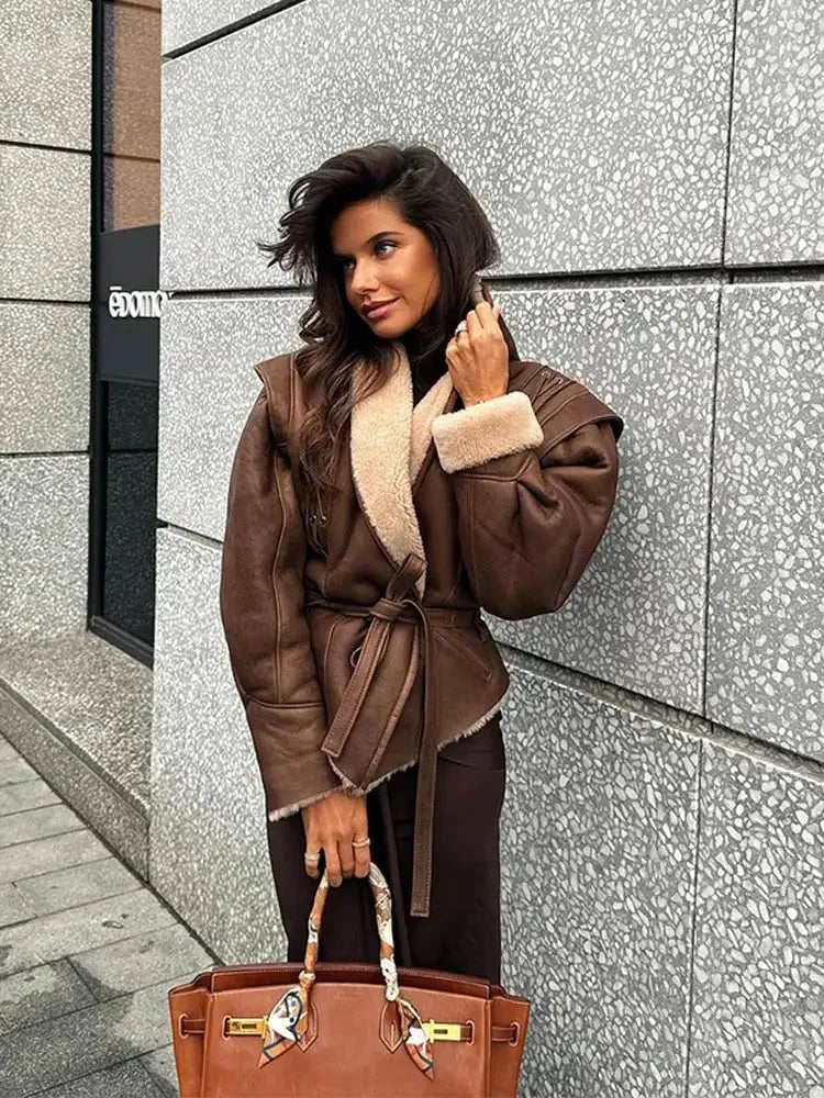 Veste femme brun ceinturée avec col en shearling, coupe ajustée, en matériau résistant, adaptée pour les jours froids.