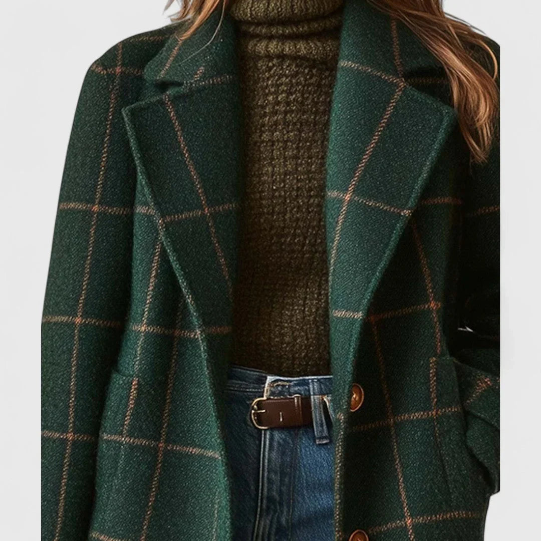 Manteau femme à carreaux verts foncés, en tissu chaud, avec boutons décoratifs et poches classiques.