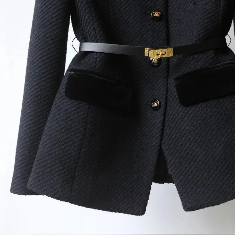 Manteau noir pour femme avec ceinture, boutons décoratifs et tissu doux, adapté pour l'automne et l'hiver.