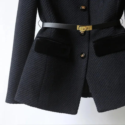 Manteau noir pour femme avec ceinture, boutons décoratifs et tissu doux, adapté pour l'automne et l'hiver.