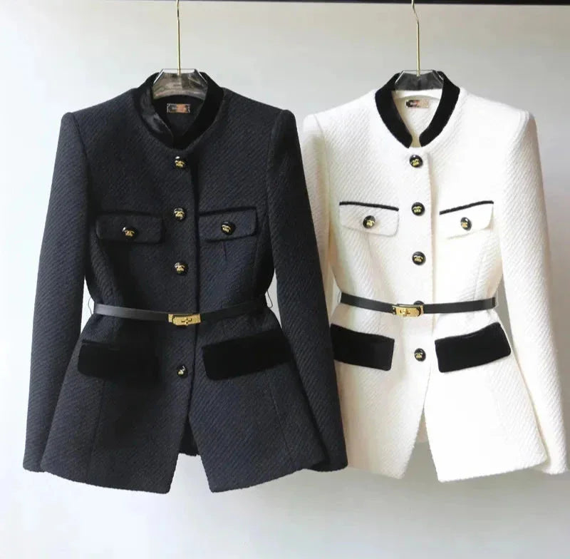 Manteau femme noir en tissu chaud, ceinture à la taille et boutons décoratifs.