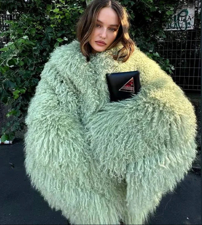 Manteau femme vert en tissu doux, texture veloutée, coupe classique et design intemporel.