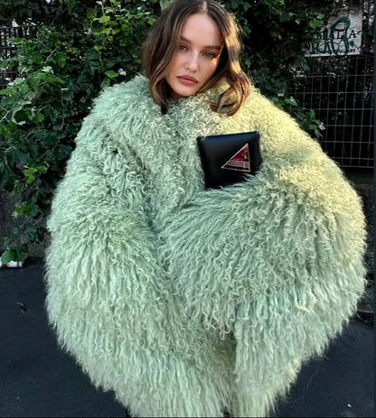 Manteau femme vert en tissu doux, texture veloutée, coupe classique et design intemporel.