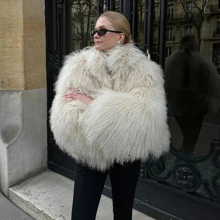 Manteau femme vert en tissu doux, coupe élégante et design enveloppant, adapté pour les journées fraîches.